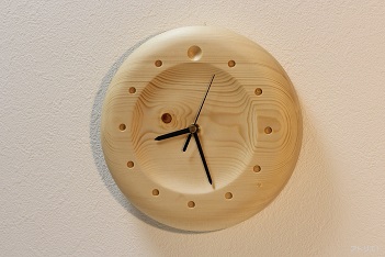 ツリー部分を外せば大きなラウンドが木の温かみを伝えるシンプルな時計として使用できるようになっています。