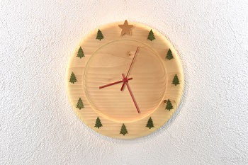 北欧の森を感じさせ、森の静寂さを部屋にもたらすモミの木の時刻目盛りのシンプルな木の時計です。