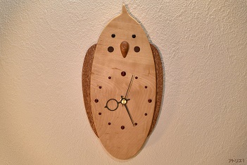 おちゃめなオカメインコが話しかけてきそうな…そんなイメージで作った栃の木の掛け時計です。栃の木のシルクのようなしっとりとした光沢感のある白い木肌をコンパクトに切り出して、オカメインコのチークパッチをマホガニーで表現してかわいい印象の時計にしました。