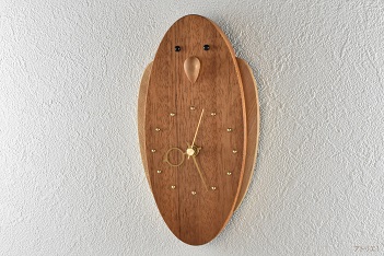インコがあなたに話しかけてきそうな…そんなイメージで作ったマホガニーの掛け時計です。くちばしと羽は桜の木を削り出し、オニキスをまあるくつぶらな目に用いました。