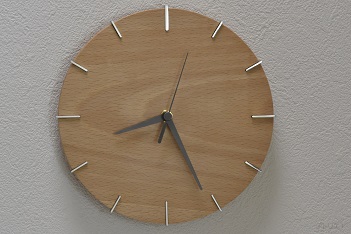 白い木肌が美しいブナの丸い板にステンレスの目盛りが美しく輝くスマートなデザインの掛け時計です。この時計は都会的な暮らしを志向するスマートなリビングをイメージしてデザインしました。