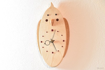 おちゃめなオカメインコが話しかけてきそうな…そんなイメージで作った楓の木の掛け時計です。楓は材質が硬く、耐久性もありますが、木肌は柔らかい色と絹のようなつややかさが特徴的です。その温かみのある白い木肌の楓をコンパクトに切り出し、オカメインコのチークパッチをマホガニーで表現してかわいい印象の時計にしました。