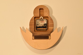 ムーブメントは、カチコチ音のしないクオーツ時計のスイープを使用しているので、寝室の時計にもご利用いただけます。