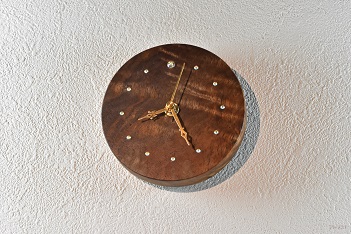 ブラックウオルナットの中でも波状の木目に輝くような杢がある装飾的な価値の高いブラックウオルナットをインテリア掛け時計にしました。