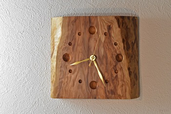 日本の隠れた財産という学名を持つ杉の渦流のごとき杢をそのまま活かした掛け時計です。洋間にも和室にも合うデザインです