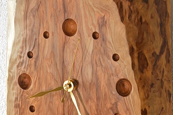 渦流のような杢をそのまま活かし、目盛りも木を丸く彫り込んだだけにし、余分な造形を加えずに作成した掛け時計です。