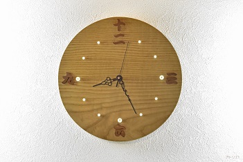 「和」の風情が楽しめるキハダを使ったレギュラーサイズの木の時計です。