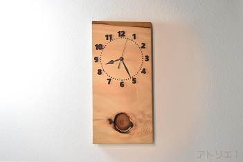 時計のベースに大きな節穴がある木曽檜の一枚板を削り出し振り子時計にしました。