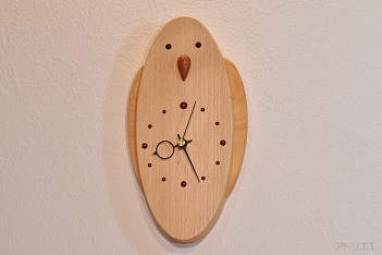 かわいいインコがあなたに話しかけてきそうな…そんなイメージで作ったブナの木の掛け時計です。羽は檜の木目を生かして切り出し、オニキスをまあるくつぶらな目に用いました。