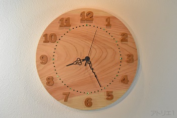 時計のベースに関東最強パワースポットで有名な三峯神社のある秩父で切り出された希少な天然檜の一枚板を使ったシンプルデザインの木の時計です。