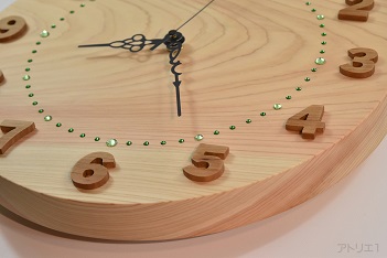 この時計を手にしたとき、まず感じるのが厚さ29mmの天然檜で作られた時計の重量感。そして、銘木ならではの無垢の一枚板なので檜の香りが豊かで、木肌と木目の美しさも味わうことができます。