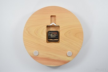 ムーブメントは、カチコチ音のしないクオーツ時計のスイープを使用しているので、寝室の時計にも最適です。