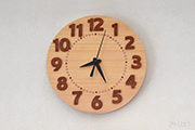 大きな数字で見やすい檜の掛け時計3
