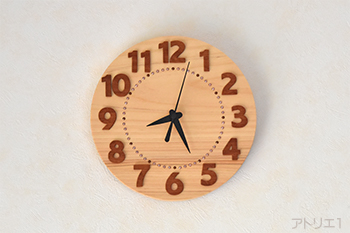 香りの豊かな木曽檜に、濃い赤茶色のカリンを大きめの数字に切り出して時刻がわかりやすい掛け時計にしました。敬老の日のお祝いにいかがでしょうか。