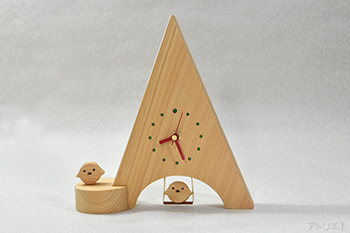 ブランコに乗るヒヨコが可愛いポップな木曽檜の置き時計です。赤い針でポップな印象に仕上げましたので玄関などに飾っても楽しいデザインです。お友達へのプレゼントにも最適です。