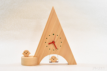 ブランコに乗るヒヨコが可愛いポップな木曽檜の置き時計です。赤い針でポップな印象に仕上げましたので玄関などに飾っても楽しめるデザインです。お友達へのプレゼントにも最適です。