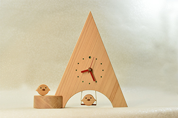 ブランコに乗るヒヨコが可愛いポップな木曽檜の置き時計です。赤い針でポップな印象に仕上げましたので玄関などに飾っても楽しめるデザインです。インテリアの一品として楽しめるだけでなく、心癒されるデザインです。結婚される方へのプレゼントに人気です。