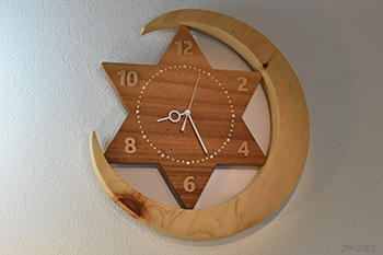 美しい木目の木曽檜の大きな三日月と美しい夕焼けを思わせるモンキポッドの独特な木目を生かした一番星の時計は、家の中で済んだ夜空の三日月の風情を楽しめる木の時計となりました。