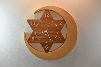 美しい木目の木曽檜の大きな三日月と美しい夕焼けを思わせるモンキポッドの独特な木目を生かした一番星の時計は、家の中で三日月の風情を楽しめる木の時計となりました。