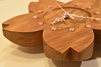 無垢板の厚みを利用して花びらの裏側をまあるく削り、桜の花のように見える造形にしました。