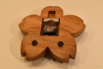 ムーブメントは、カチコチ音のしないクオーツ時計のスイープを使用しているので、静かに時を刻みます。壁へのあたり部分は、壁を保護するようにフェルト仕上げになっています。