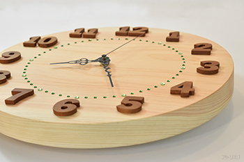 この時計を手にしたとき、まず感じるのが厚さ30mmの天然檜で作られた時計の重量感。そして、無垢の一枚板なので檜の香りが豊かで、銘木ならではの木肌と木目の美しさも味わうことができます。