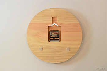 ムーブメントは、カチコチ音のしないクオーツ時計のスイープを使用しているので、寝室の時計としてもご利用いただけます。