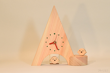 台に乗っているヒヨコは向きが変えられるので時計本体の左右のどちらにも設置できます。台も天然檜で作成してあり、ヒヨコは時計本体のヒヨコと同じ素材です。