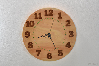 木の時計のベースに有名な三峯神社のある秩父で切り出された希少な天然檜の一枚板を使ったシンプルデザインの時計です。