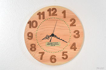 真鍮の金色の記念プレートで金婚式に相応しいお祝いの時刻が見やすい天然檜の掛け時計です。木の時計のベースに有名な三峯神社のある秩父で切り出された希少な天然檜の一枚板を使ったシンプルデザインの時計です。