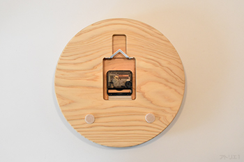 ムーブメントは、カチコチ音のしないクオーツ時計のスイープを使用しているので、寝室の時計としてもご利用いただけます。