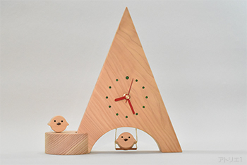 ブランコに乗るヒヨコが可愛いポップな天然檜の置き時計です。赤い針でポップな印象に仕上げましたので玄関などに飾っても楽しめるデザインです。インテリアの一品として楽しめるだけでなく、天然檜の優しい木目と檜の香りで心が癒されます。結婚される方へのプレゼントに人気です。