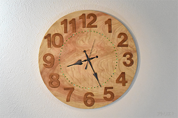 木の時計のベースに銘木といわれる材に現れる美しい「杢」のある「飯能」の檜を使ったシンプルデザインの時計です。