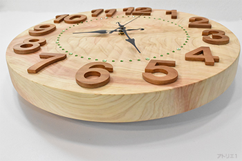 この時計を手にしたとき、まず感じるのが厚さ34mmの天然檜で作られた時計の重量感。そして、無垢の一枚板なので檜の香りが豊かで、銘木ならではの木肌と「杢」のある木目の美しさも味わうことができます。