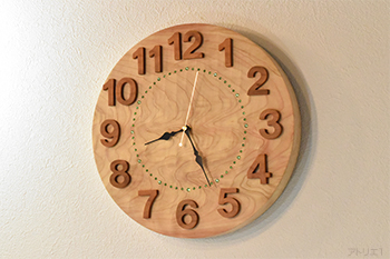 木の時計のベースに銘木といわれる材に現れる美しい「杢」のある「西川」の檜を使ったシンプルデザインの時計です。
