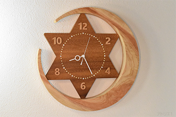 美しい木目の天然檜の大きな三日月と美しい夕焼けを思わせるモンキポッドの独特な木目を生かした一番星の時計は、家の中で三日月の風情を楽しめる木の時計となりました。