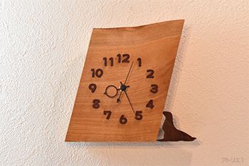 壁掛け用のフックもついているので、掛け時計としても使用できます。