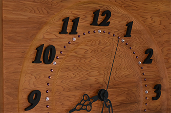 時刻の数字には正倉院の宝物にも見られるほど古来より珍重されている黒檀を切り出して時刻を見やすくしています。時刻の数字はお洒落な印象の斜体の字体とし、分目盛りには5分おきに5mmのライトアメジスト、それ以外は3mmのアメジストのスワロフスキーを配しています。