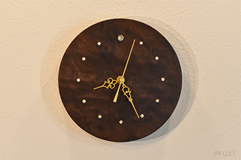 世界的な高級材であるブラックウオルナットの厚さ34ｍｍの無垢材をご新居に飾る時計としてご希望の直径18cmのインテリア掛け時計にしました。