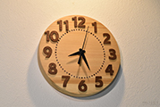 大きな数字で見やすい檜の掛け時計1