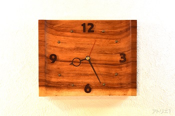一枚板の無垢の板からつくられた重量感のあるこの時計は、本物の木の時計としての存在感があり、ご自宅の時計としてだけではなく、新築のお祝いとしても喜ばれます。