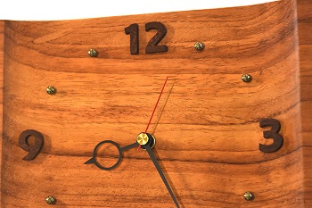 時刻の数字（12・3・6・9）は朝焼けの色に合うように赤紫のチンチャンを切り出して時刻を見やすくしました。数字以外の目盛りは、時計の重厚感に合うようにメタルビーズとしました。