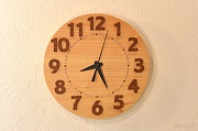 大きな数字で見やすい檜の掛け時計５