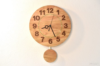 天然檜を時計のベースにした檜の振り子時計です。ご希望の針と時刻目盛りに変更し、振り子も同じ檜のから丸く切り出したものにしてあります。
