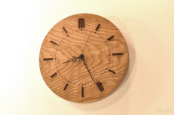 お2人の誕生月の時間部分にそれぞれのイニシャルが入ったオーダーメイドの時計です。この時計は、縄文時代から建材などとして利用されていたと言われており、木材としての歴史が古い木で、独特な木目が楽しめる栗の木で制作いたしました。