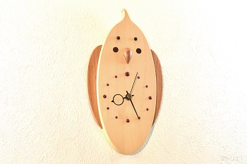 温かみのある白い木肌の銀杏をコンパクトに切り出し、オカメインコのチークパッチをマホガニーで表現してかわいい掛け時計にしました。