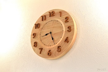 この時計を手にしたとき、まず感じるのが厚さ35mmの天然檜で作られた時計の重量感。そして、無垢の一枚板ならではの時計としての存在感があります。また、銘木ならではの木肌と木目の美しさと檜の香りを味わうことができます。