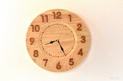 シンプルで清楚な木の掛け時計