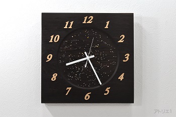 重厚感のある「ウエンジ」を32cm角の切り出して、その四角いベースの内側を丸く一段彫り込み、そこを満天の星に見えるようにスワロフスキーを配して掛け時計にしました。