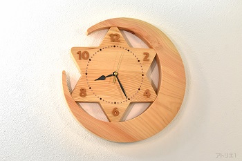 天然檜の三日月に木曽檜の一番星が輝く木（国産材）の掛け時計です。産地の違う檜の組み合わせは上品で情緒あふれる時計になりました。